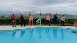 yoga-urlaub-italien-marken-villa-garulli-gruppe-pool Yoga am Pool mit Aussicht auf die umliegende Natur
