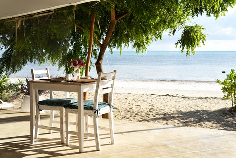 Essensplatz am Strand mit Meer im Hintergrund