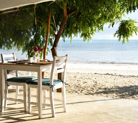 Essensplatz am Strand mit Meer im Hintergrund