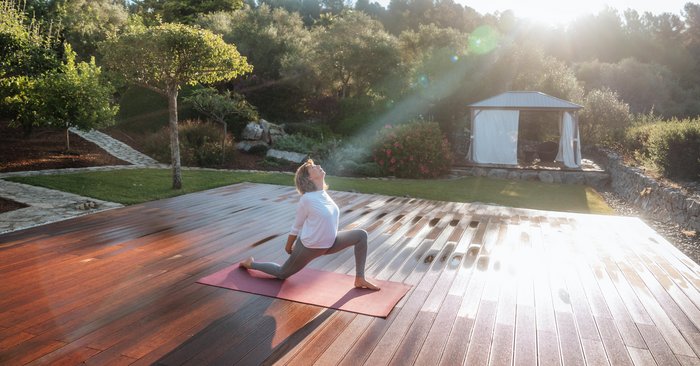 Frau übt Yoga auf einer Yoga-Plattform