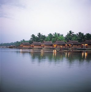 Die Floating Cottages im Poovar Island Resort liegen direkt an den Backwaters in Kerala