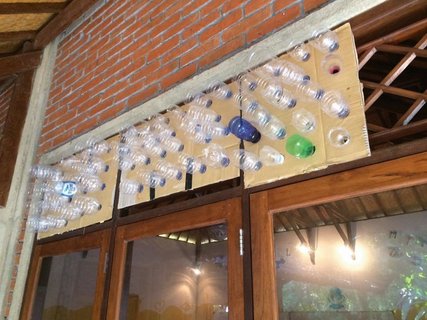 So sieht die neue, funktionstüchtige Klimaanlage aus alten Plastikflaschen aus! Ein klasse Upcycle-Projekt!