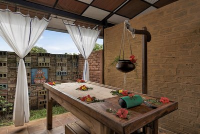 Die Behandlungsräume sind mit bunten Hibiskus Blüten dekoriert