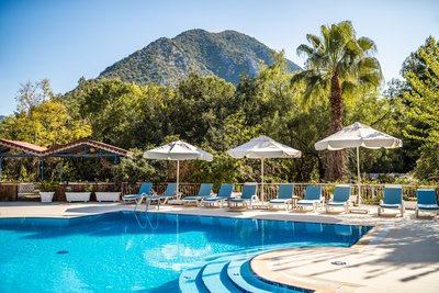 Der Pool mit Blick auf die umliegende Landschaft