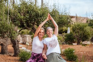 Zwei Frauen in der Baum-Asana