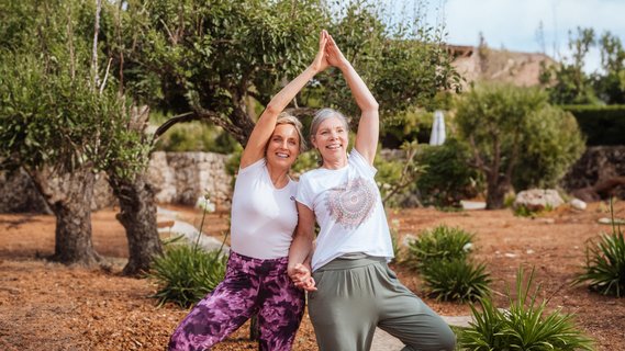 Zwei Frauen in der Baum-Asana