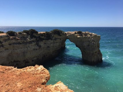 Besichtigen Sie spektakuläre Felsformationen an der Algarve in Portugal