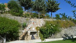 yoga-reisen-spanien-andalusien-castillo-san-rafael-buddha-garten Auch Buddha kann sich gut entspannen im Garten!