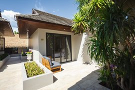 Sonnenstrahlen auf der Terrasse des Beachview Private Zimmers tanken