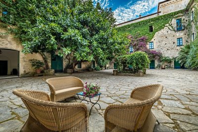 Ruhe und Entspannung im Innenhof des Hotels