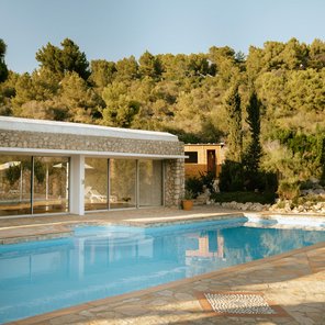 Der Pool der Finca neben der Yogahalle