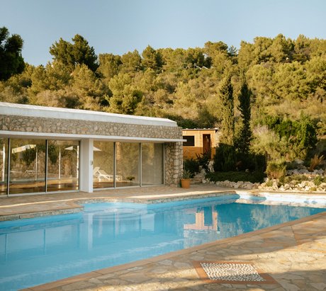 Der Pool der Finca neben der Yogahalle