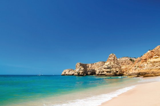 Portugal_Algarve_Praia da Rocha _ iStock_000009813063_Full_© Chris_Elwell Wunderschöne Küstenlandschaft