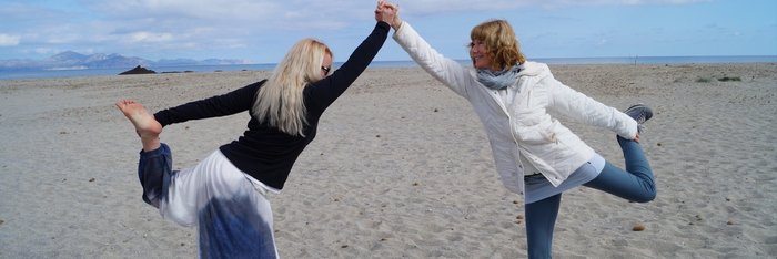 Gemeinsames Yoga am Strand mit Yogalehrerin Katharina Malu-Peters