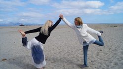 Spanien Mallorca Finca Son Verd Yoga Gemeinsames Yoga am Strand mit Yogalehrerin Katharina Malu-Peters