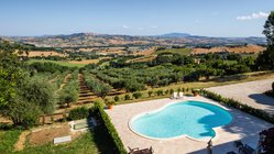 yoga-reisen-italien-marken-villa-garulli-montelupone-ansicht Die Villa Garulli liegt herrlich eingebettet in eine leicht hügelige Landschaft der Marken