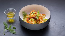 basenfasten-kur-sabine-wacker-rezepte- Eine leichte Mahlzeit für den Sommer: Pasta Tricolore mit buntem Gemüse