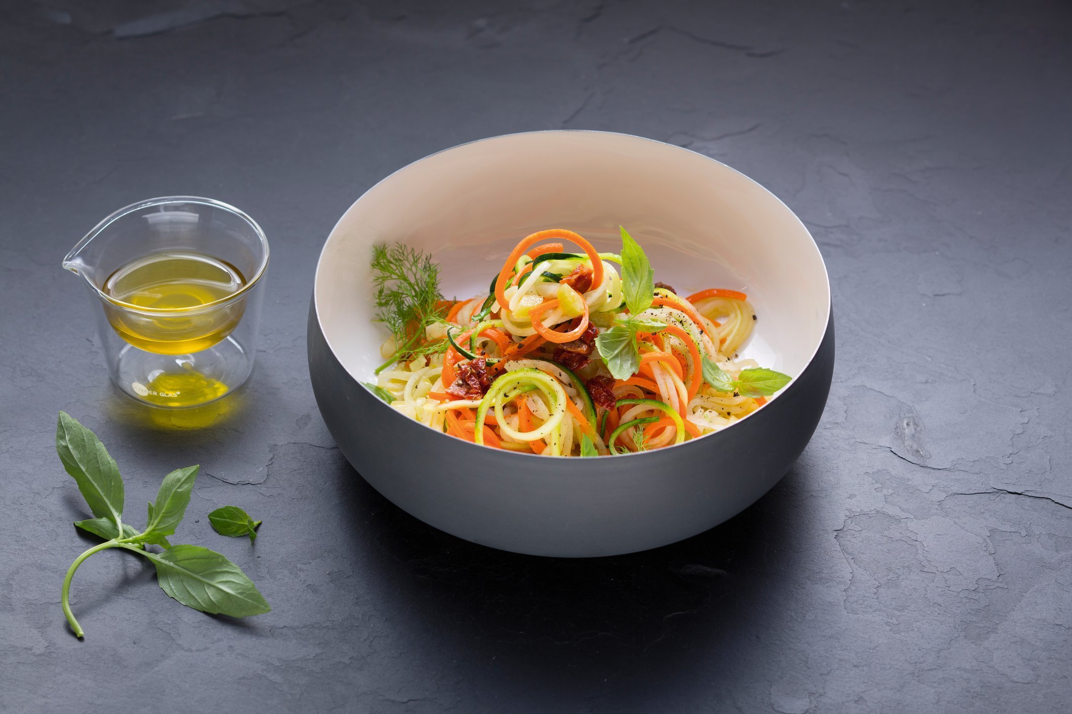 Eine leichte Mahlzeit für den Sommer: Pasta Tricolore mit buntem Gemüse