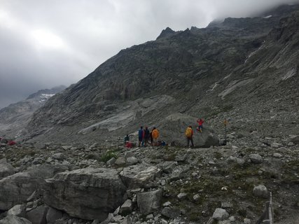 Unsere Wandergruppe von 16 Leuten laufen Ihre erste Genusswanderung in der Schweiz