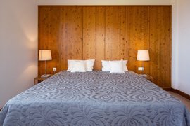 Genießen Sie den Ausblick auf das Meer und den Garten