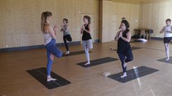 yoga-urlaub-portugal-hotel-feel-viana-baum-pose Der gemütliche Yogaraum lädt zum gemeinsamen üben ein