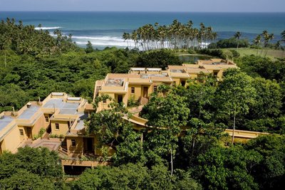 Das weitläufige Areal des Barberyn Beach Resorts erstreckt sich inmitten einer grünen Pflanzenwelt