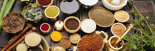 Vielfältige ayurvedische Gewürze helfen Ihnen neue Energie zu danken