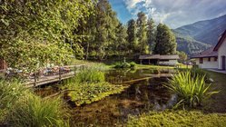 yoga-urlaub-italien-suedtirol-hotel-gasthof-saalerwirt-garten-berge-Natur Genießen Sie Ihren Yoga-Urlaub in der Natur Südtirols