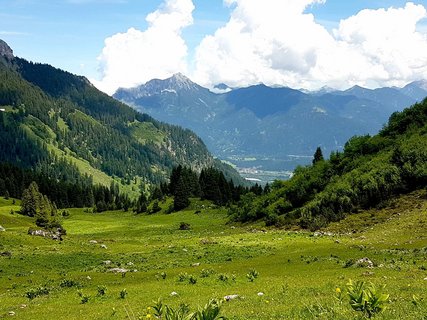 Aufatmen beim Wandern in den Tiroler Alpen. 