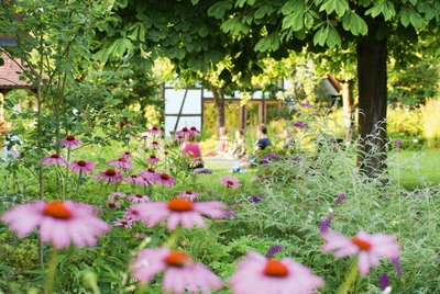 Der liebevoll angelegt Kurgarten lädt zum entspannen ein