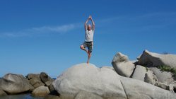Italien Sardinien Hotel Galanìas Werner Haas Yogaübung Baumposition am Meer Yoga-Lehrer Werner Haas in der Baumposition am Meer von Sardinien