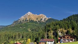 yoga-reisen-oesterreich-tirol-reutte-naturhotel-lechlife-ausblick Vom Hotel aus bieten sich Ihnen wunderschöne Ausblick auf die umliegenden Berge