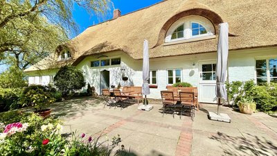 In der Sonne auf der Terrasse entspannen