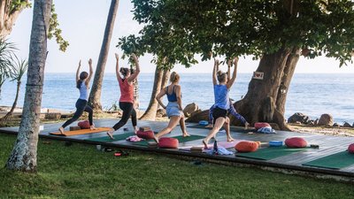 Vitalisierende Yoga-Einheit mit Blick auf das Meer