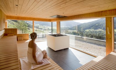 Die Sauna mit Panoramablick auf die Alpen