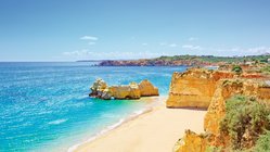 Portugal_Algarve_Praia Da Rocha_Strand Küste iStock_000021510176_Double_© StevanZZ Wunderschöne Küstenlandschaft