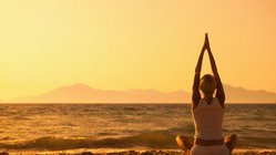 yoga-reisen-urlaub-meditation-strand-meer-sonnenuntergang-sukhasana-schneidersitz-lotussitz-asanas-haltung Meditatives Yoga am Strand