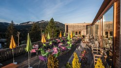 yoga-urlaub-deutschland-allgaeu-bio-berghotel-ifenblick Von der Terrasse des Bio-Berghotels Ifenblick haben Sie eine wunderschöne Aussicht auf die Berge des Allgäus