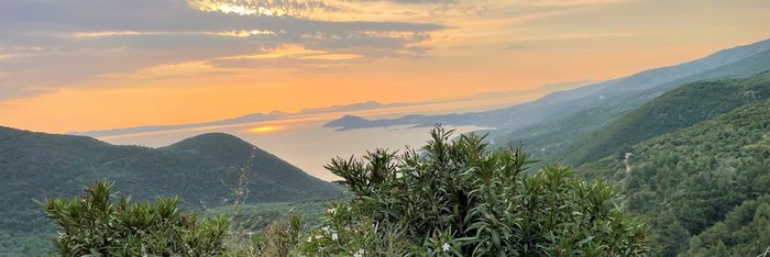 Sonnenuntergang über Bucht in Griechenland
