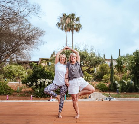 Zwei Frauen üben Yoga zusammen