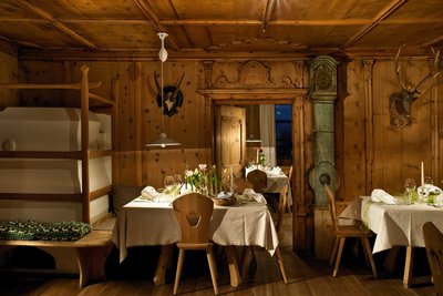 In der Stube des Hotel Gasthof Saalerwirt können Sie die Speisen genießen 