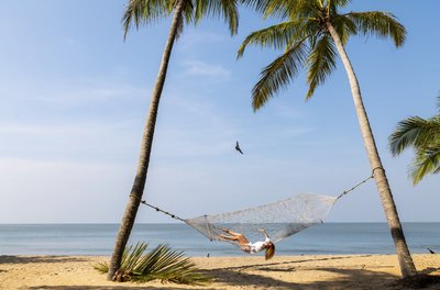 In der Hängematte am Strand den Tag genießen