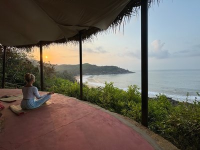 Gelassenheit & Ruhe bei einer Meditation bei Sonnenuntergang