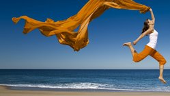 Kopie von Strand Schal Frau Sprung_iStock_000016452355_Large_© erikreis Pures Lebensgefühl