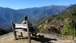 asien-reisen-bhutan-bank Die Bank vor der grandiosen Aussicht der Berge Bhutans