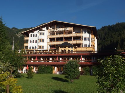 Das Hotel LechLife ist eingebettet in die idyllische, tiroler Berglandschaft.