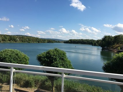 Genießen Sie den Ausblick auf den See