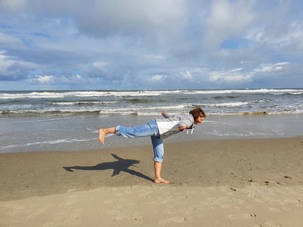 Bei strahlendem Sonnenschein Yoga üben 