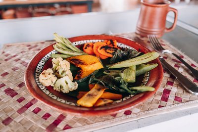 Leckeres farbenfrohes Essen mit gegrilltem Gemüse
