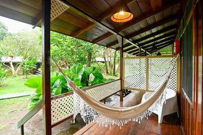 Die Terrasse der Bungalows der Mawamba Lodge